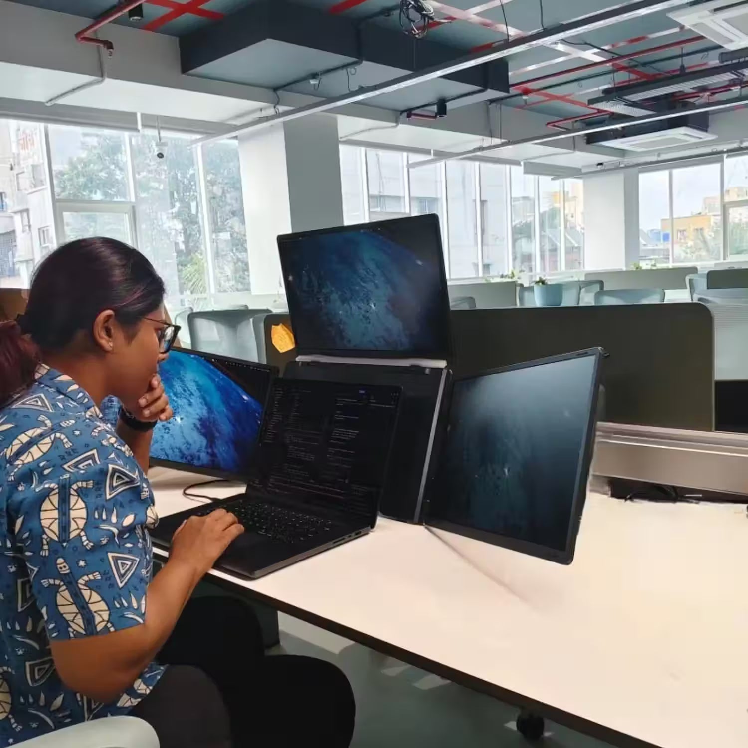 Why This AI/ML Engineer Choose the RIITEK Quad Portable Monitor After a Live Demo