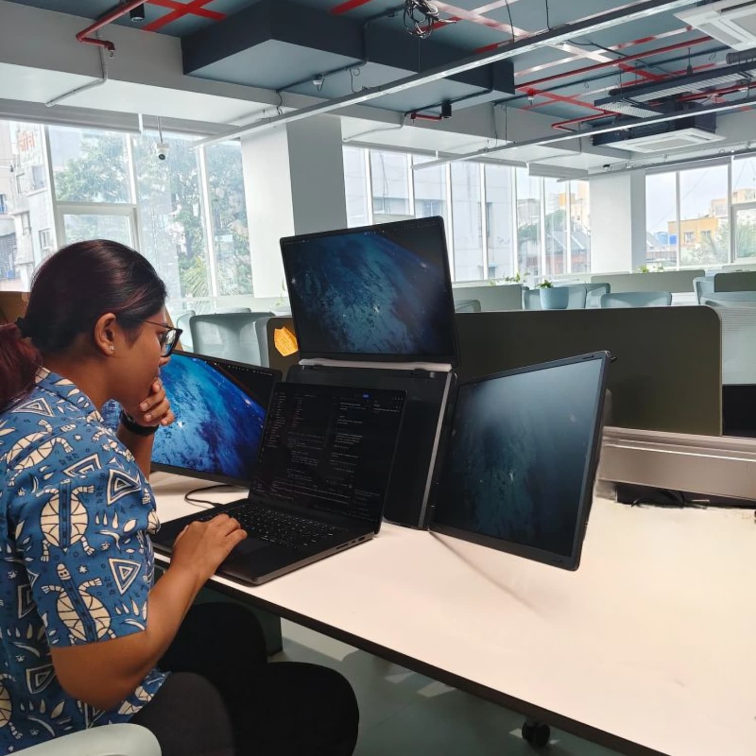 Why This AI/ML Engineer Choose the RIITEK Quad Portable Monitor After a Live Demo
