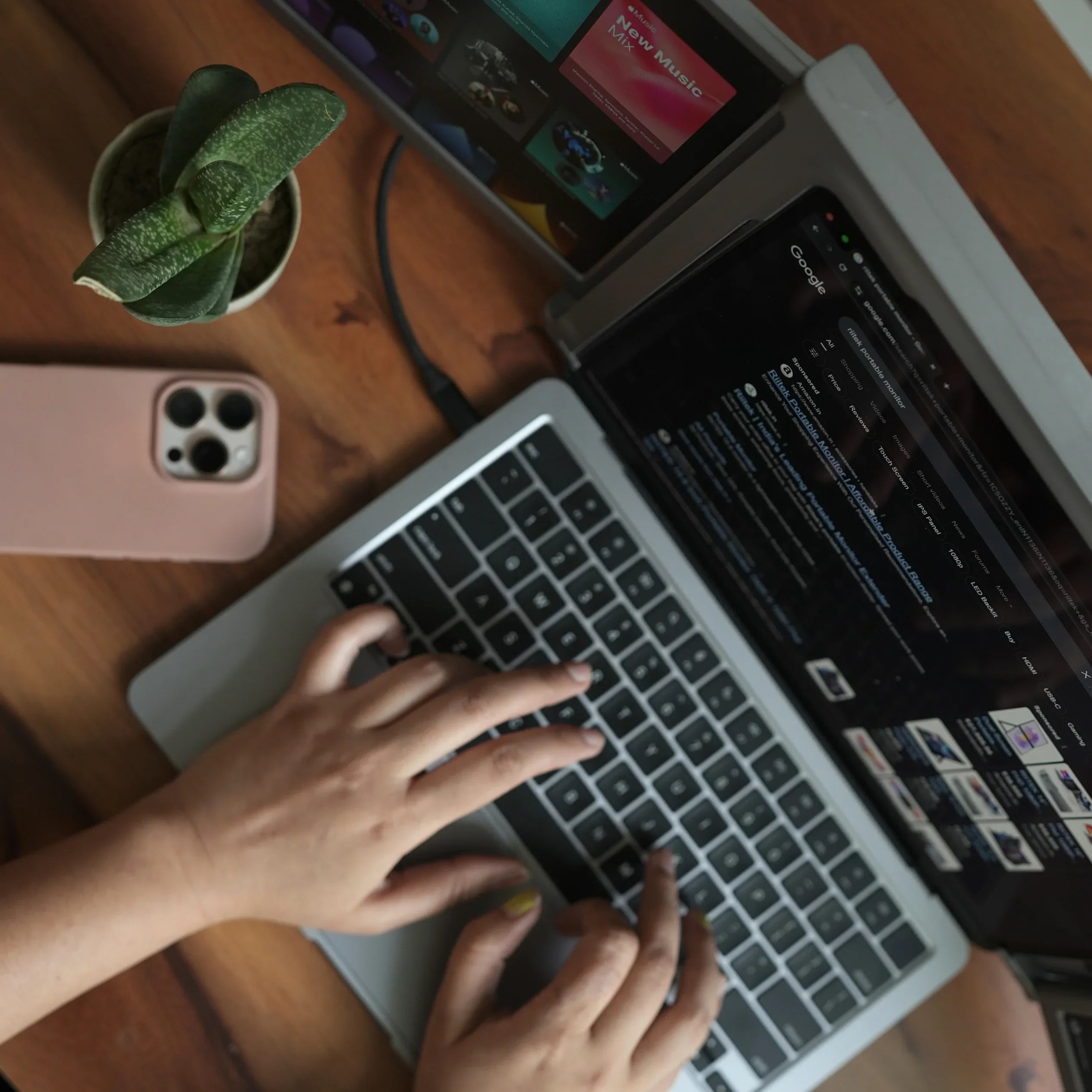 Triple Monitor Setup for Professionals: Boost Focus and Efficiency