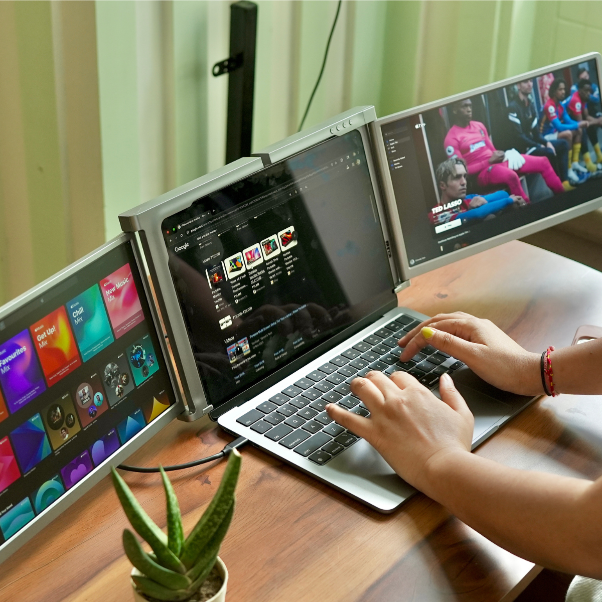Tri-Screen Extendable Display