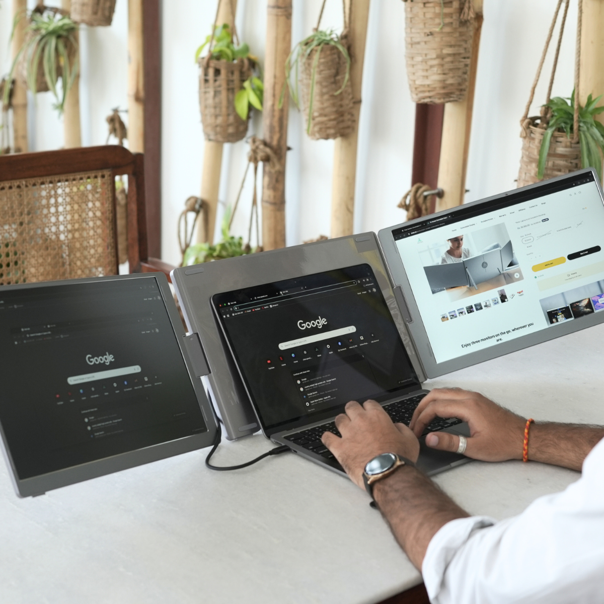 Tri-Screen Extendable Display